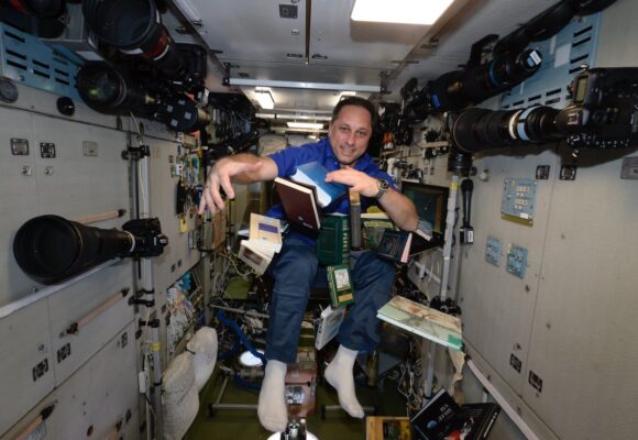 Xatto Xalqaro kosmik stansiya bortida  ham kichik kutubxona mavjud. Xatto Xalqaro kosmik stansiya bortida  ham kichik kutubxona mavjud.