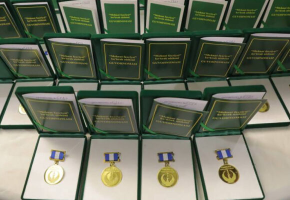 Bir guruh yurtdoshlarimiz “Mehnat faxriysi” ko‘krak nishoni bilan taqdirlandilar Bir guruh yurtdoshlarimiz “Mehnat faxriysi” ko‘krak nishoni bilan taqdirlandilar