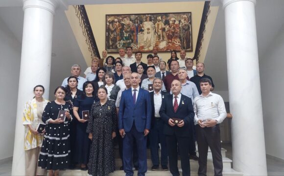 Mustaqillik bayrami arafasida Fanlar akademiyasi Fundamental kutubxonasi bir guruh xodimlari “O‘zbekiston Respublikasi mustaqilligining 35-yilligi” esdalik nishoni bilan taqdirlandilar