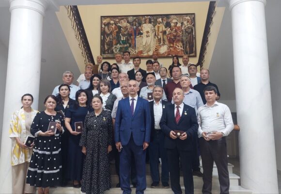Mustaqillik bayrami arafasida Fanlar akademiyasi Fundamental kutubxonasi bir guruh xodimlari “O‘zbekiston Respublikasi mustaqilligining 35-yilligi” esdalik nishoni bilan taqdirlandilar