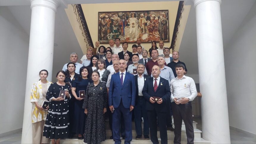 Mustaqillik bayrami arafasida Fanlar akademiyasi Fundamental kutubxonasi bir guruh xodimlari “O‘zbekiston Respublikasi mustaqilligining 35-yilligi” esdalik nishoni bilan taqdirlandilar