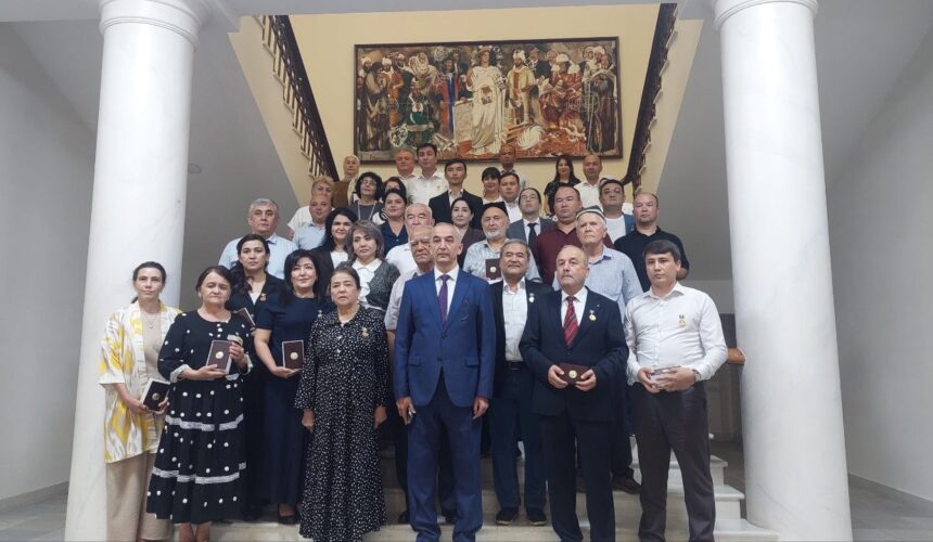 Mustaqillik bayrami arafasida Fanlar akademiyasi Fundamental kutubxonasi bir guruh xodimlari “O‘zbekiston Respublikasi mustaqilligining 35-yilligi” esdalik nishoni bilan taqdirlandilar